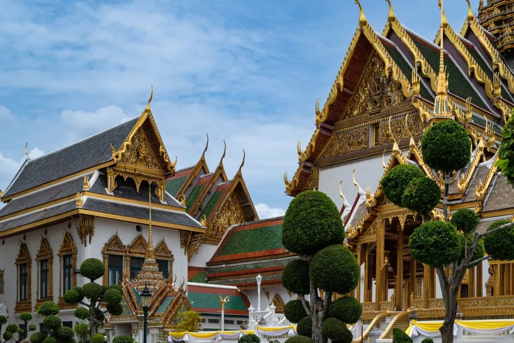 Der Große Palast in Bangkok ist ein unglaublich schönes Beispiel thailändischer Architektur.