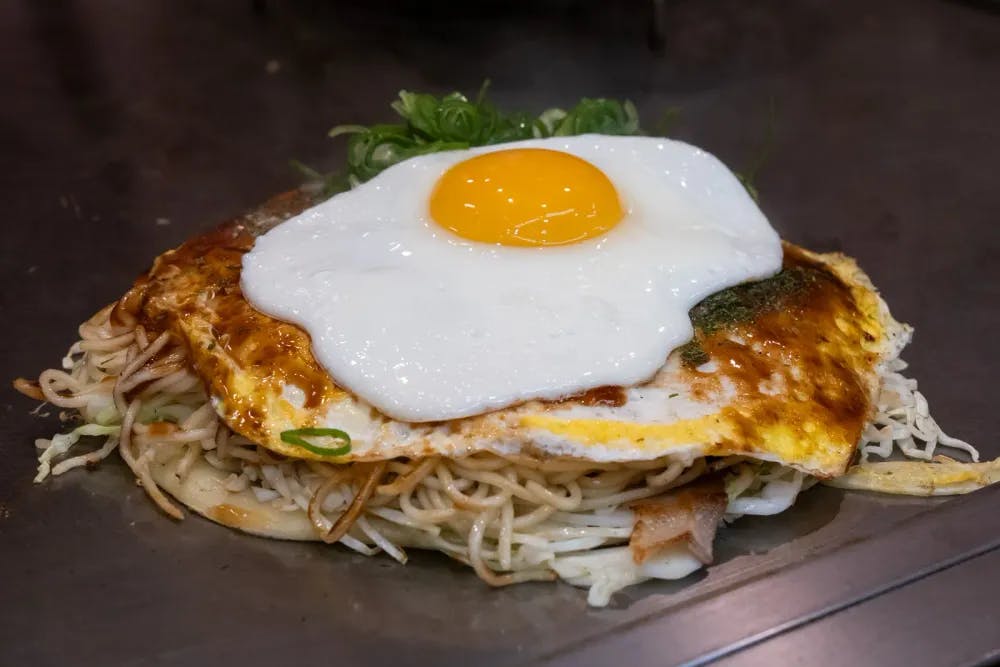 Okonomiyaki oder auch „japanische Pizza“ ist super lecker!