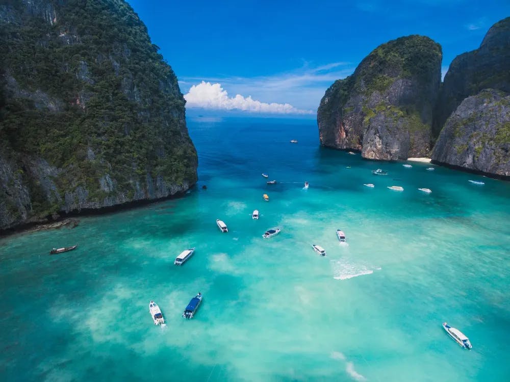 Koh Phi Phi ist ein beliebtes Reiseziel - Kein Wunder bei dieser Wasserfarbe!