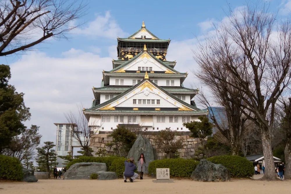 Die Burg von Osaka beinhaltet eine tolle Aussichtsplattform