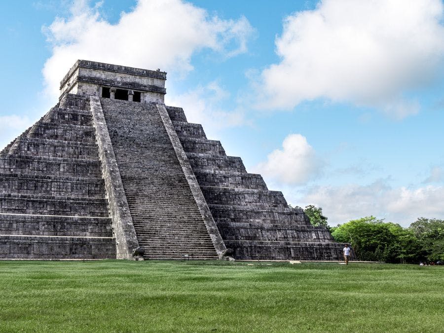 In Mexiko befindet sich eines der Weltwunder: Chichén Itzá mit seiner berühmten Hauptpyramide.