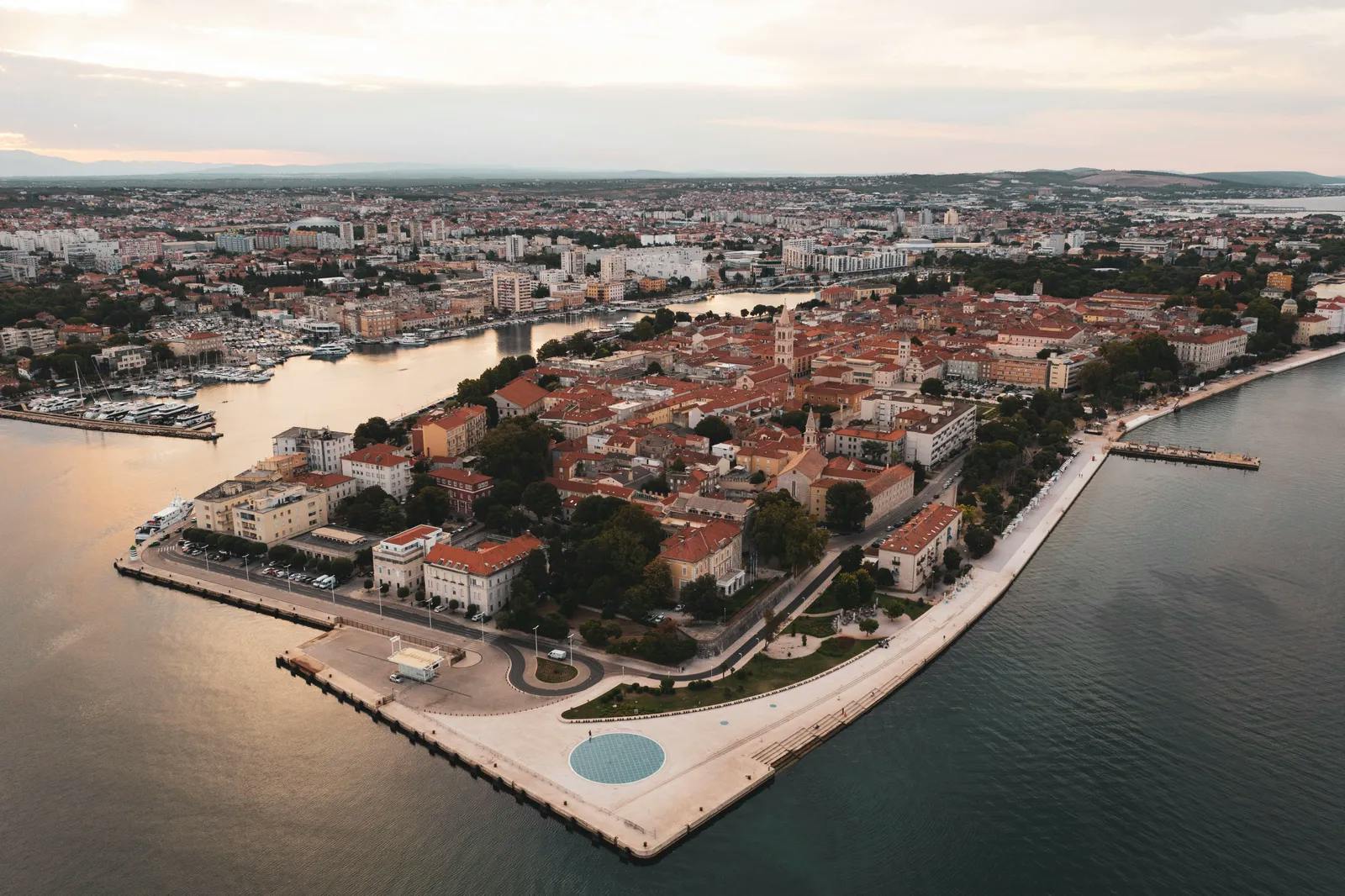 Die Stadt Zadar liegt direkt am Meer