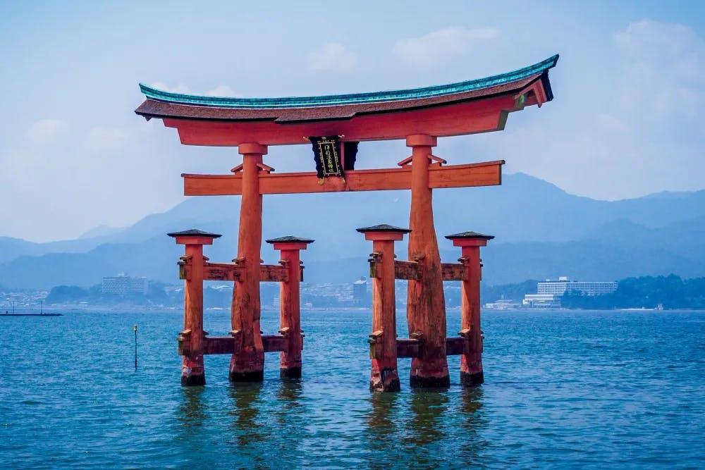 Das berühmte Tori beim Itsukushima-Schrein