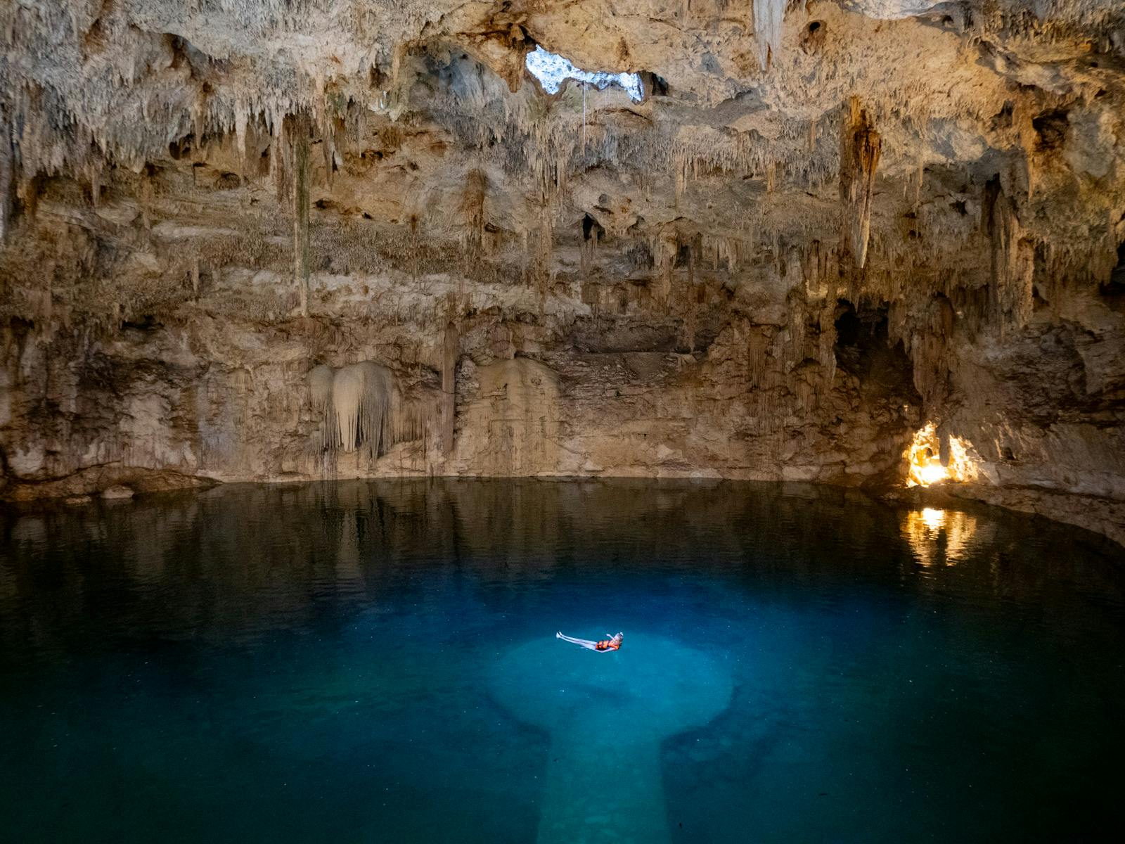 Die Cenote Suytun ist eine der schönsten Cenoten: durch ein kleines Loch scheint das Sonnenlicht in die Höhle und schafft eine ganz besondere Atmossphäre