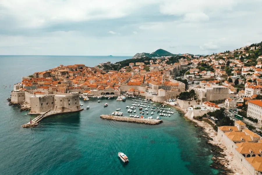 Die Altstadt von Dubrovnik ist unglaublich schön und nur eines der Highlights, das dich in Kroatien erwartet.
